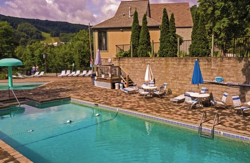 Chalet Village Cabin | Cabin w/Mnt Views! Community Pools/Arcades/Foosball/Pool Table/Hot Tub