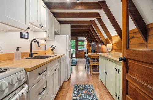 Center Conway House | Camp Conway | Hot Tub | A-Frame | Near Lake | A/C
