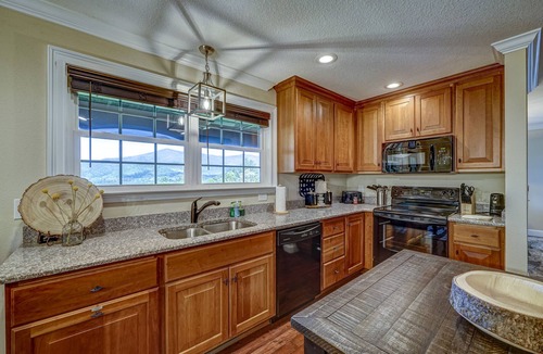 Blairsville Cabin | Cancellation special at July 11-18! Views! Golf! Theater Game Room, Hot Tub,