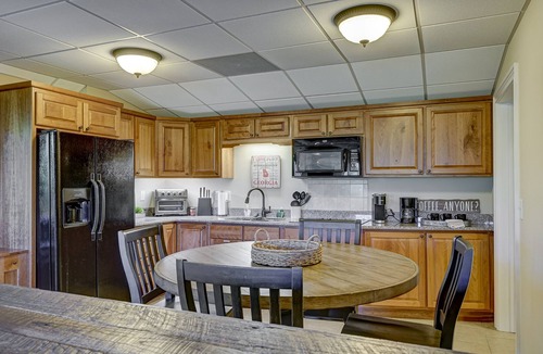 Blairsville Cabin | Cancellation special at July 11-18! Views! Golf! Theater Game Room, Hot Tub,