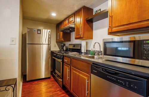 South Side Flats Apartment | Carey Way Quarters - Explorer's Dream Pad