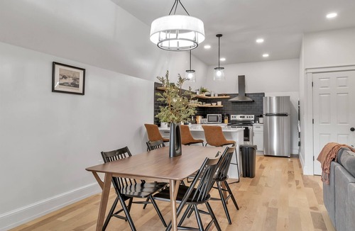 Front Park House | Carriage House Loft - King Bed and Garage Parking