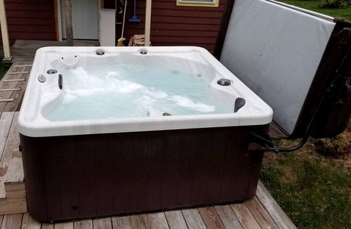 Carroll Cabin | Carroll, NH Pet-Friendly Cabin with Hot Tub: Your Ultimate Retreat