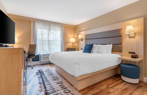 South Portland Hotel | Casco Bay Hotel Portland Airport - Maine Mall, an Ascend Collection Hotel