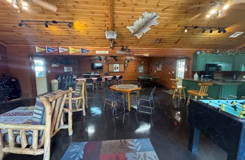 Afton Cabin | Castaway ROMANTIC Log Cabin in the woods. Hot Tub & Wood Burning Fire Place.