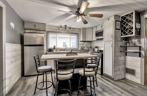 Cheektowaga House | Cayuga Creek Quarters