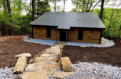 Harrison Cabin | Cedar Hill Cabin 2 bed 2 bath cabin in the Ozarks Hot Tub