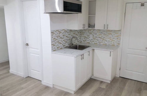 Orillia Apartment | ❤ Cedar-View Studio with Hot Tub ❤