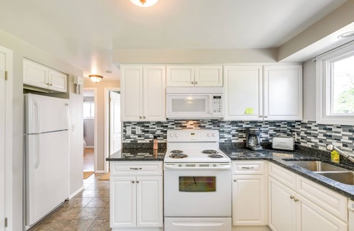 Cheektowaga Apartment | Central Cheektowaga Apt w/Shared Hot Tub & Pool!