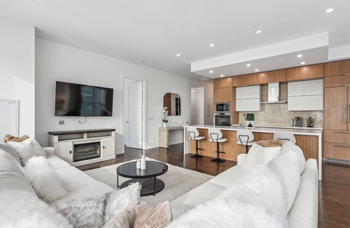 Downtown Toronto Apartment | Central CN Tower View | 3bed 3 bath | 6 Guest | Pool | Gym | Parking