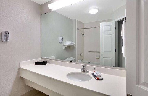 North Dallas Hotel | Central Expressway Two Double w/Breakfast & Pool