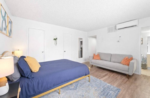 North University Apartment | Central Hyde Park studio close to UT, Moody Center