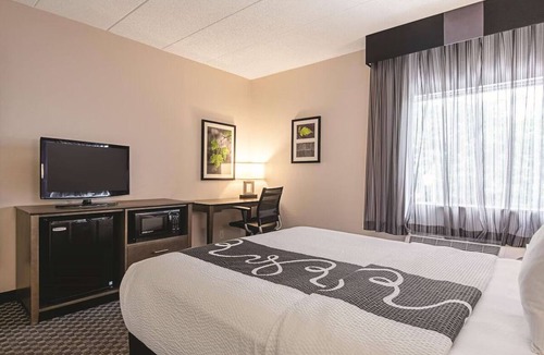Portland Hotel | Central Room in Portland | Couple Stay w/Complimentary Breakfast