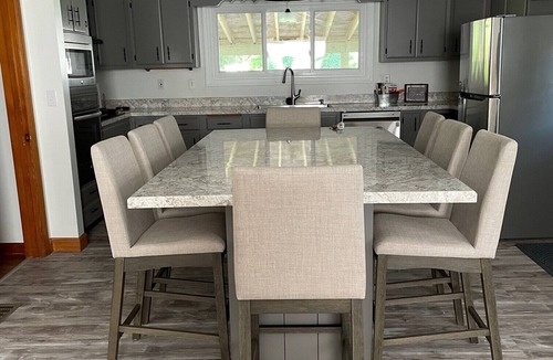 Geneva House | Centrally located local wineries, GOTL, and Spire. Walk to winery, coffeehouse