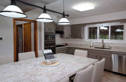 Geneva House | Centrally located local wineries, GOTL, and Spire. Walk to winery, coffeehouse