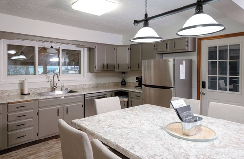 Geneva House | Centrally located local wineries, GOTL, and Spire. Walk to winery, coffeehouse