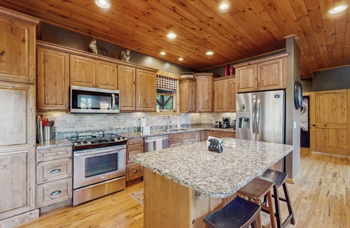 Seven Devils Cabin | Centrally located upscale cabin with mountain views, pool table & dog-friendly!