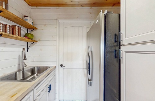 Seven Devils Cabin | Centrally located upscale cabin with mountain views, pool table & dog-friendly!