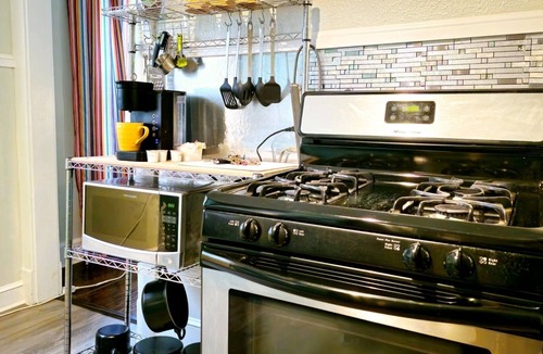 Cleveland House | Charm near Cleve Clinic/CWRU/UH - Larchmere Blvd w/Porch