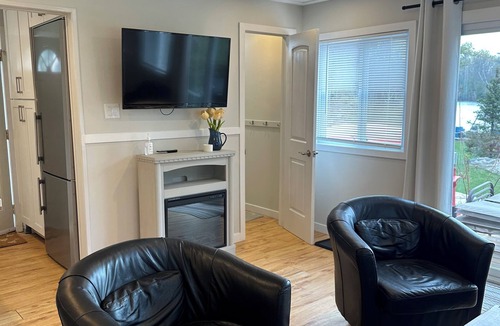 Gravenhurst Cabin | Charming 2 Bdrm Cabin/Bunkie on Lake Muskoka waterfront with postcard views.