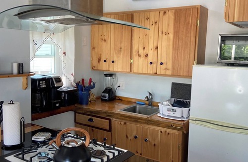 Old Orchard Beach Cabin | Charming 2-Bedroom Cottage in Peaceful Old Orchard Beach with WiFi, AC