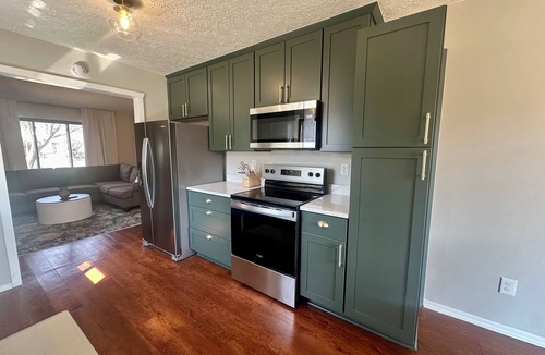 Grove City House | Charming 2-bed House w/King Bed & Garage in Grove City, Mins from 71 & Columbus