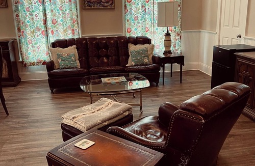 Warren Apartment | Charming 2-bedroom apartment in peaceful Warren with AC