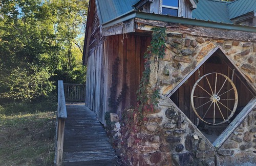 Harrison Cabin | Charming 2-bedroom cabin on 18 Acres with WiFi, AC in Compton. Hunting Perfect!
