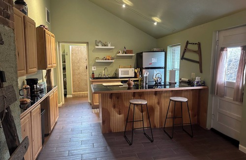 Joplin House | Charming 2-bedroom farmhouse in peaceful Joplin