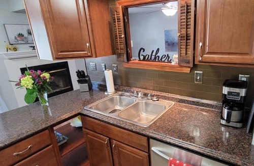Geyser Crest House | Charming 2 Bedroom 3 bathroom Townhouse, minutes from Saratoga Springs!