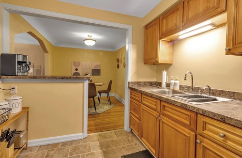West Seneca Apartment | Charming 2-BR apartment with AC, WiFi and covered parking in lovely Buffalo!