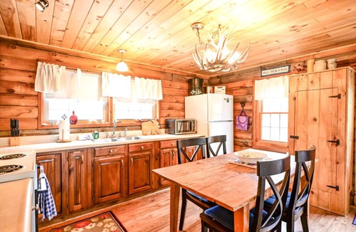 Boothbay Harbor Cabin | Charming 3-Bedroom Cabin with Beach Access and Forest Views in Boothbay Harbor