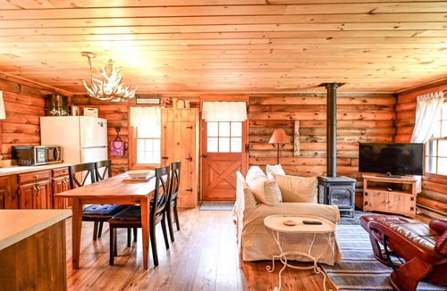 Boothbay Harbor Cabin | Charming 3-Bedroom Cabin with Beach Access and Forest Views in Boothbay Harbor