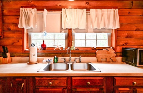Boothbay Harbor Cabin | Charming 3-Bedroom Cabin with Beach Access and Forest Views in Boothbay Harbor