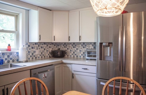 Russell Cottage | Charming 3-bedroom cottage in Russell with AC, WiFi. Enjoy your stay