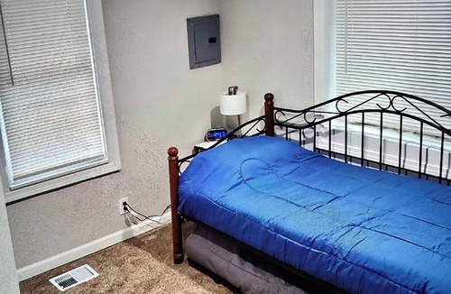 Youngstown House | Charming 3-bedroom house in peaceful Youngstown with AC