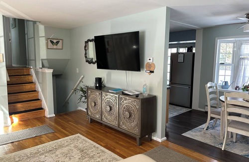 Warren South House | Charming 3-bedroom home on family-friendly quiet street in Warren