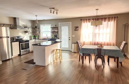 Cortland House | Charming 3-bedroom house close to the lake