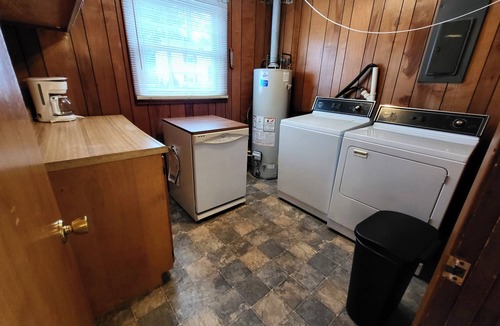 Edinboro House | Charming 3-bedroom house with WiFi, AC in beautiful Edinboro