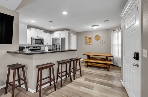Owasso House | Charming 3-bedroom house w/KING Bed in Prime Location of Owasso w/WiFi