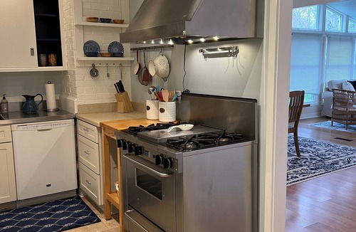 Narragansett Pier Cottage | Charming 3-bedroom cottage with WiFi, AC in lovely Narragansett!