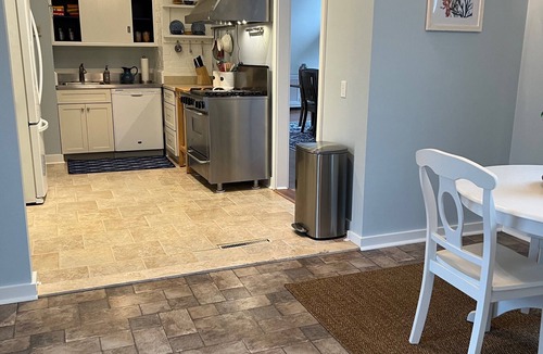 Narragansett Pier Cottage | Charming 3-bedroom cottage with WiFi, AC in lovely Narragansett!