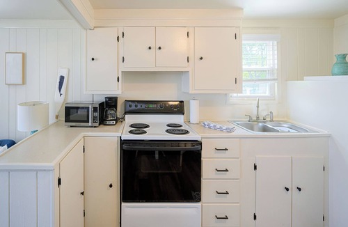 Narragansett Cottage | Charming 3-bedroom cottage with AC and WiFi in quaint Narragansett
