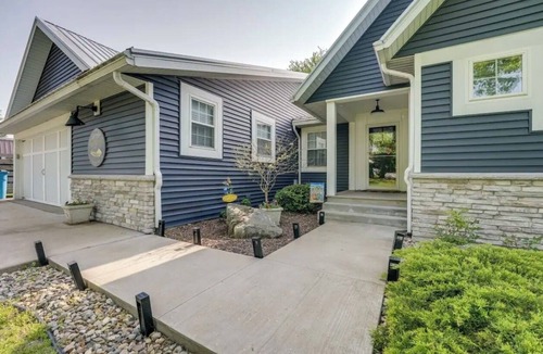 White Pigeon Cottage | Charming 3-bedroom cottage in quaint Shipshewana with AC, WiFi