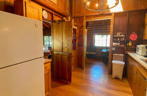East Boothbay Cabin | Charming 4-Bedroom Linekin Log Cabin in Boothbay, ME with stunning waterfront views.