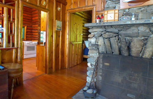 East Boothbay Cabin | Charming 4-Bedroom Linekin Log Cabin in Boothbay, ME with stunning waterfront views.
