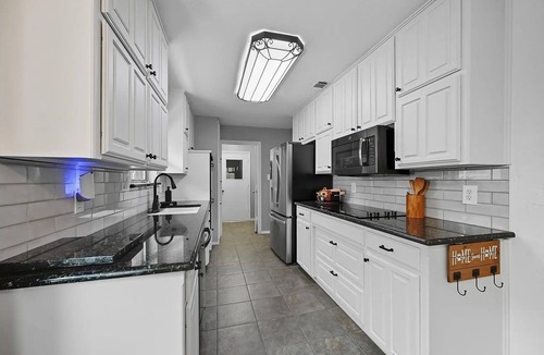 North Arlington House | Charming 5-bedroom Pool House with AC/Heater in Arlington