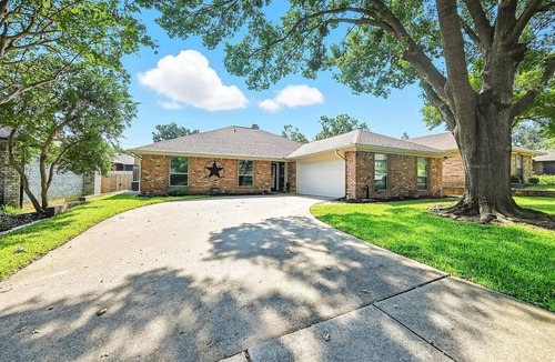 North Arlington House | Charming 5-bedroom Pool House with AC/Heater in Arlington