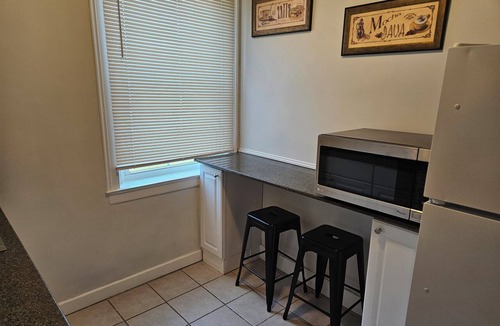 Utica House | Charming Adirondack-Inspired 2nd Floor-2BR/Near Wynn, Nexus and Downtown.
