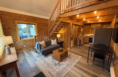 Homer Cabin | Charming Alaskan cabin in the heart of Homer -perfect for a relaxing getaway!